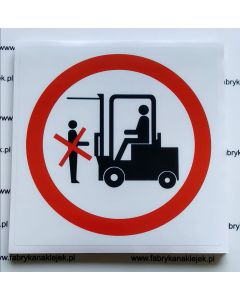 Zakaz przebywania pod widłami wózka widłowego